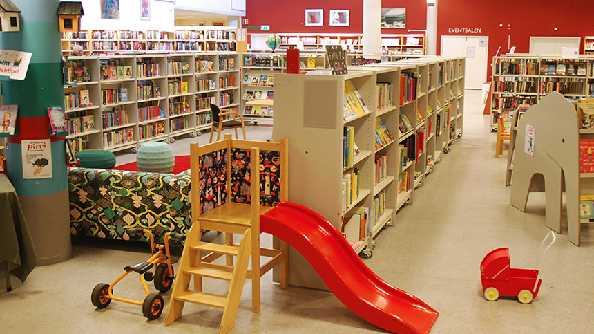 Oxelösunds bibliotek med barnens hörna i centrum av bilden