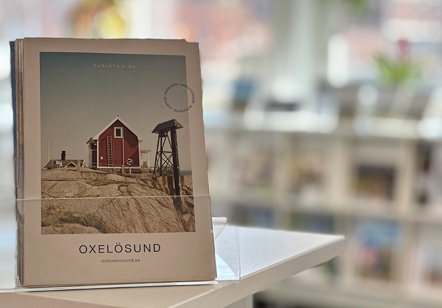 Oxelösunds turistinformation med lådcykel, vykort och årets karta.